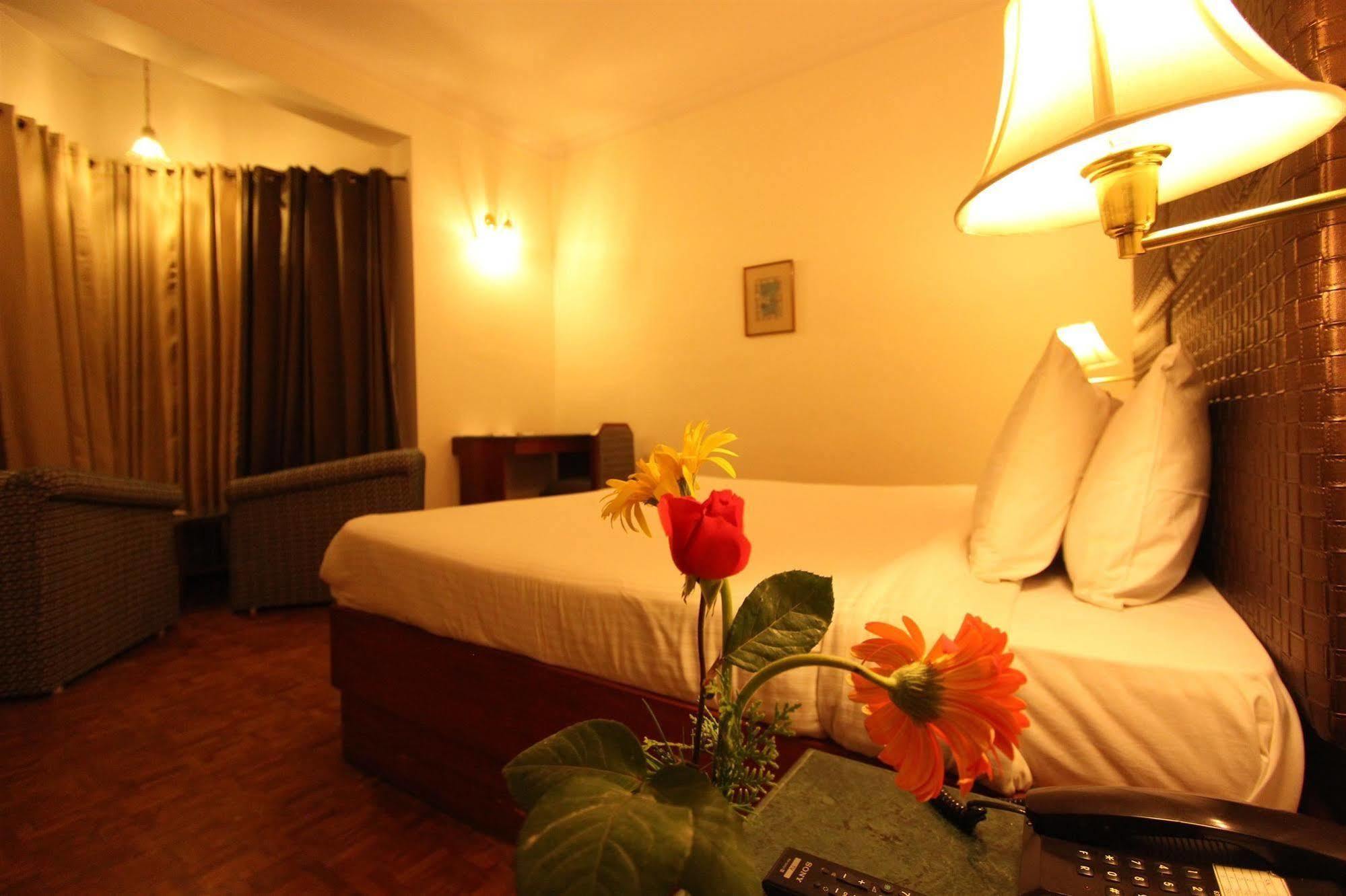 Golden Tulip Manali Hotell Exteriör bild